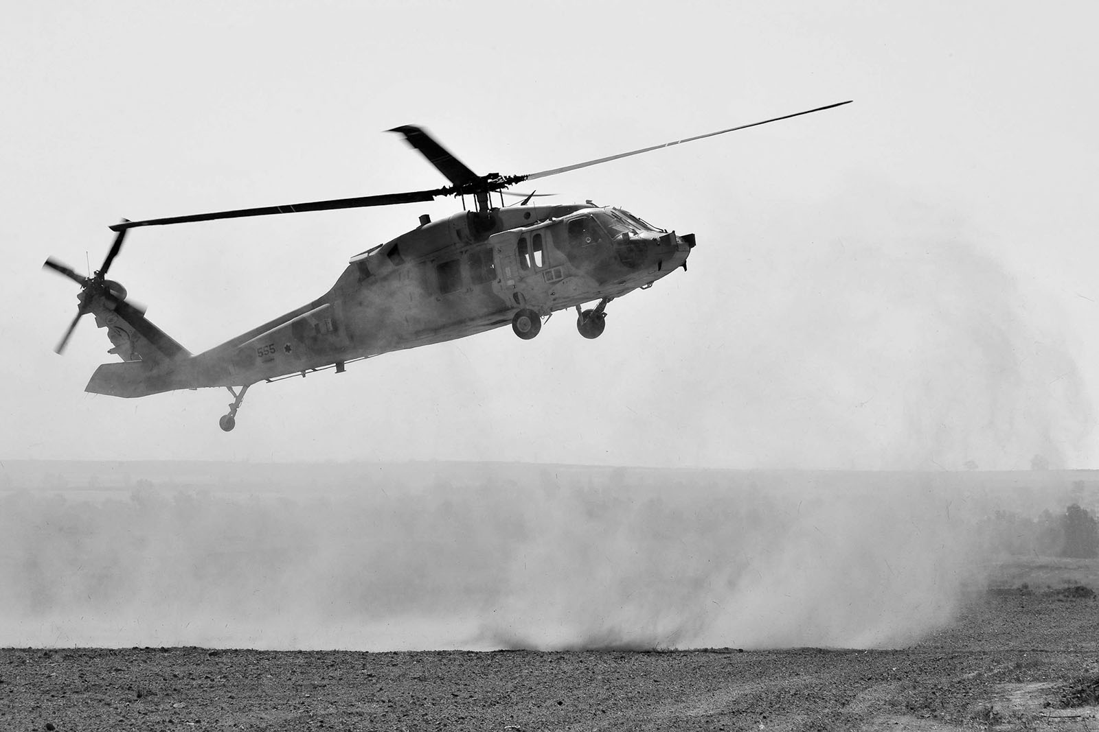 Un helicóptero militar despegando.