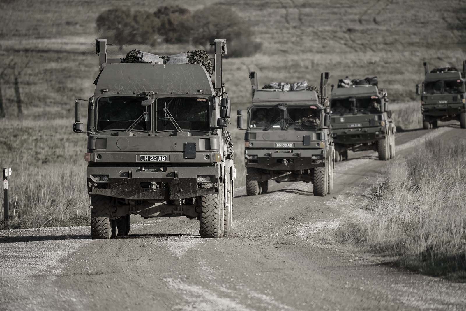 Un convoy de vehículos militares