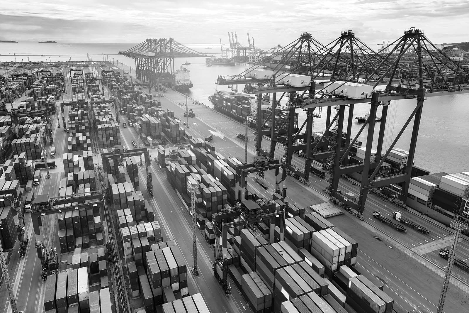 Un centro logístico global lleno de contenedores de carga.