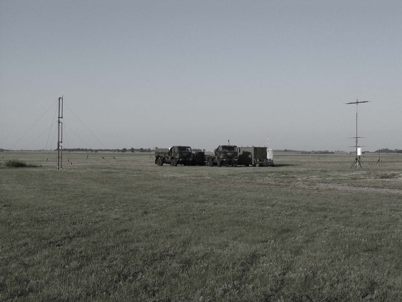 Un sistema TTLS instalado en una ubicación no revelada con algunos vehículos de la Fuerza Aérea de EE. UU. cerca.
